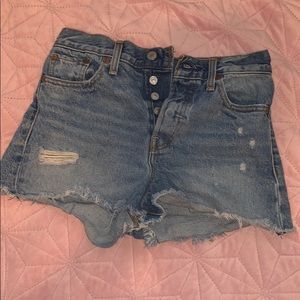 Levi shorts. SIZE 26